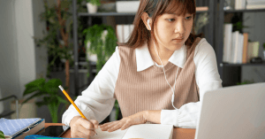 英会話を練習する初心者の笑顔あふれる様子